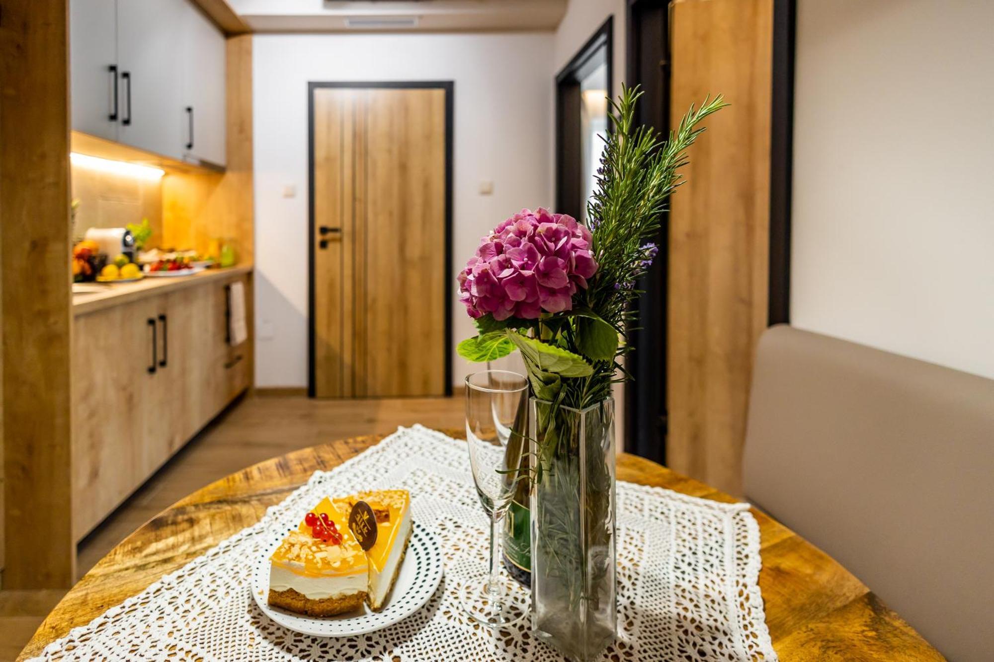 Mokka House Panzio Bed & Breakfast Mişcolţ Exterior foto