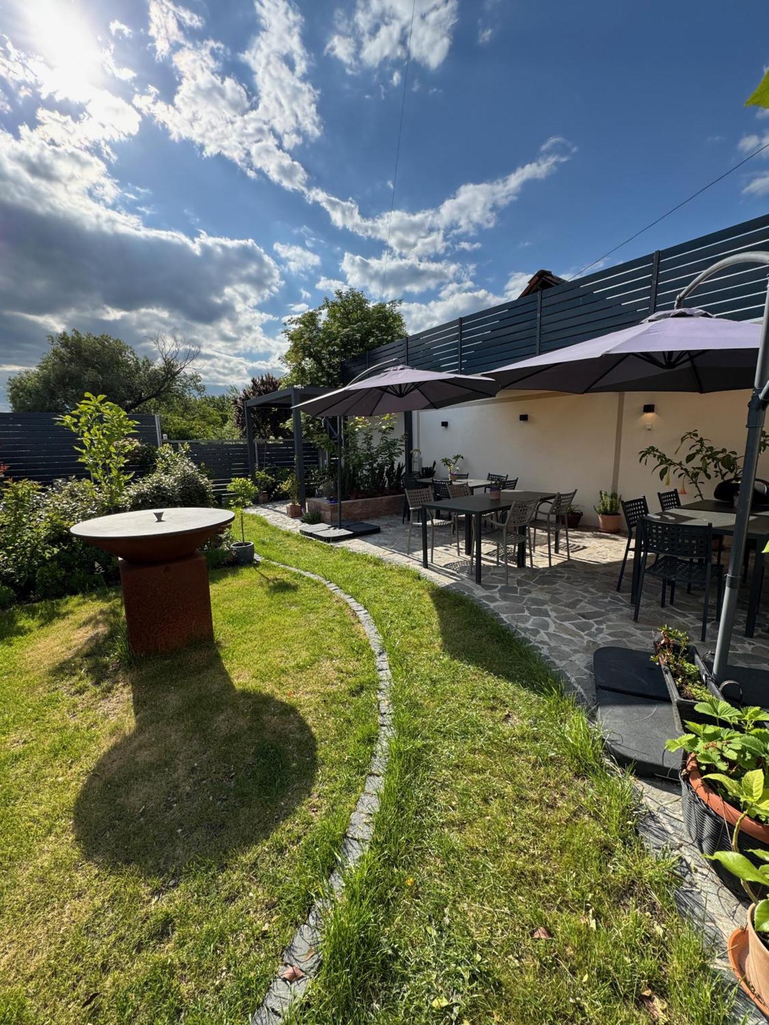 Mokka House Panzio Bed & Breakfast Mişcolţ Exterior foto